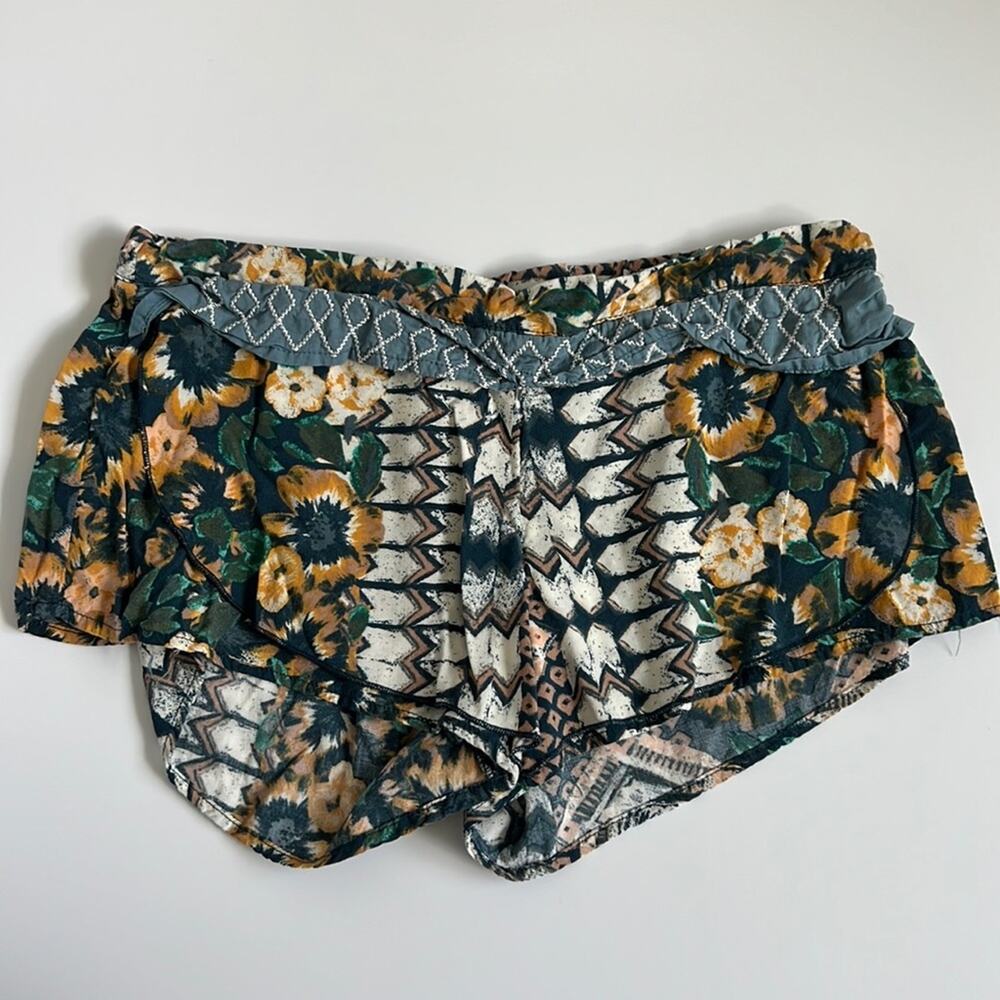 O’NEILL floral print shorts green & yellow small
